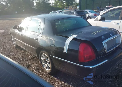 2007 Lincoln Town Car Executive z USA, uszkodzony, nr VIN 1LNHM88W77Y634900